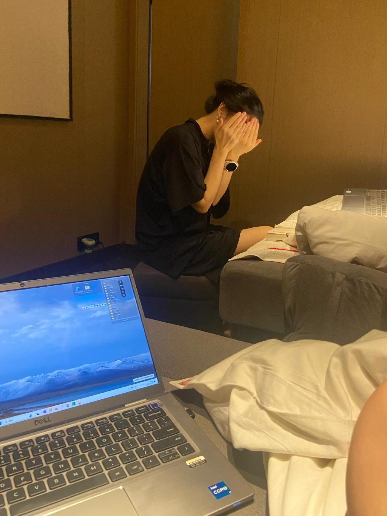 爱意随钟起，钟止意难平。

初遇那晚，鹤祥宫的灯光昏黄暧昧。她推门而入，像一朵开