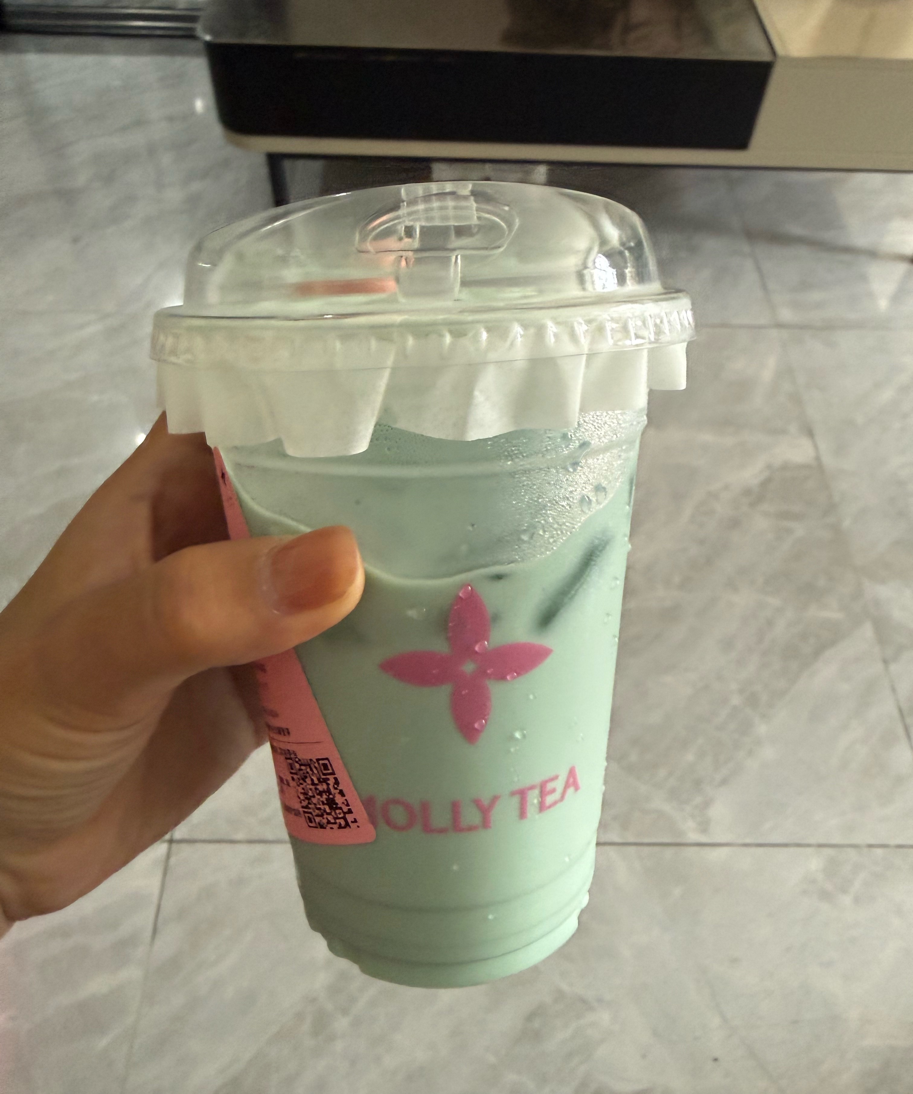 支持下茉莉奶白这个薄荷薄巧的颜色很有食缩力，但是夏天喝蛮清凉的茉莉奶白输了官司赢