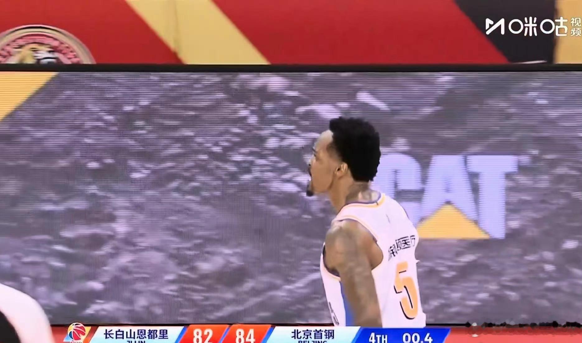 北京队钱真没白花啊！这玩意 ……球也没接好 防守封脸上 就是扔就是进太硬了[摊手
