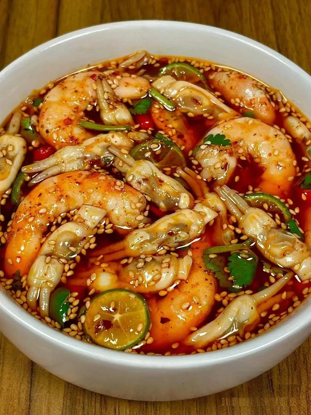 『捞汁美食』今天给大家分享一道夏天必吃的捞汁小海鲜家庭版做法。酸辣开胃，巨过瘾！