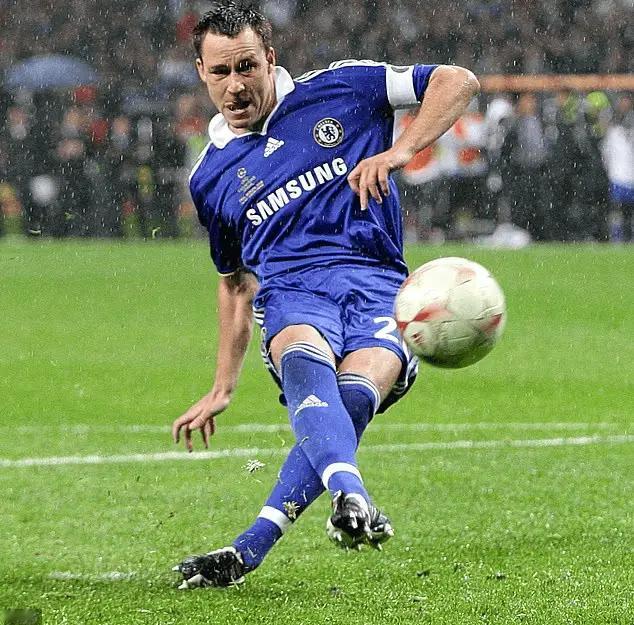 切尔西传奇队长特里在2008年欧冠对阵曼联的点球大战中滑倒，将球踢在了门柱上——