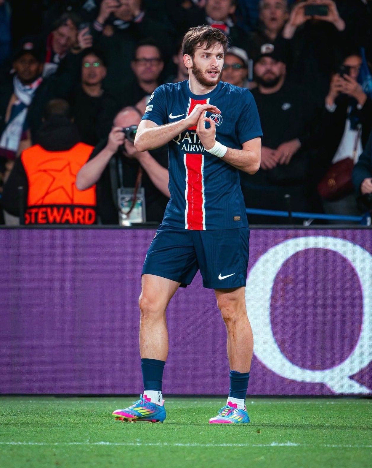 巴黎圣日耳曼  克瓦拉茨赫利亚说：“我还有其他选择，其他俱乐部的报价，但恩里克和