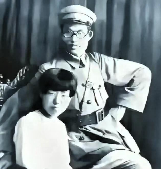 1940年，朱仲芷和萧劲光在窑洞办理离婚，面对六个孩子，她决定一个都不带走。萧劲