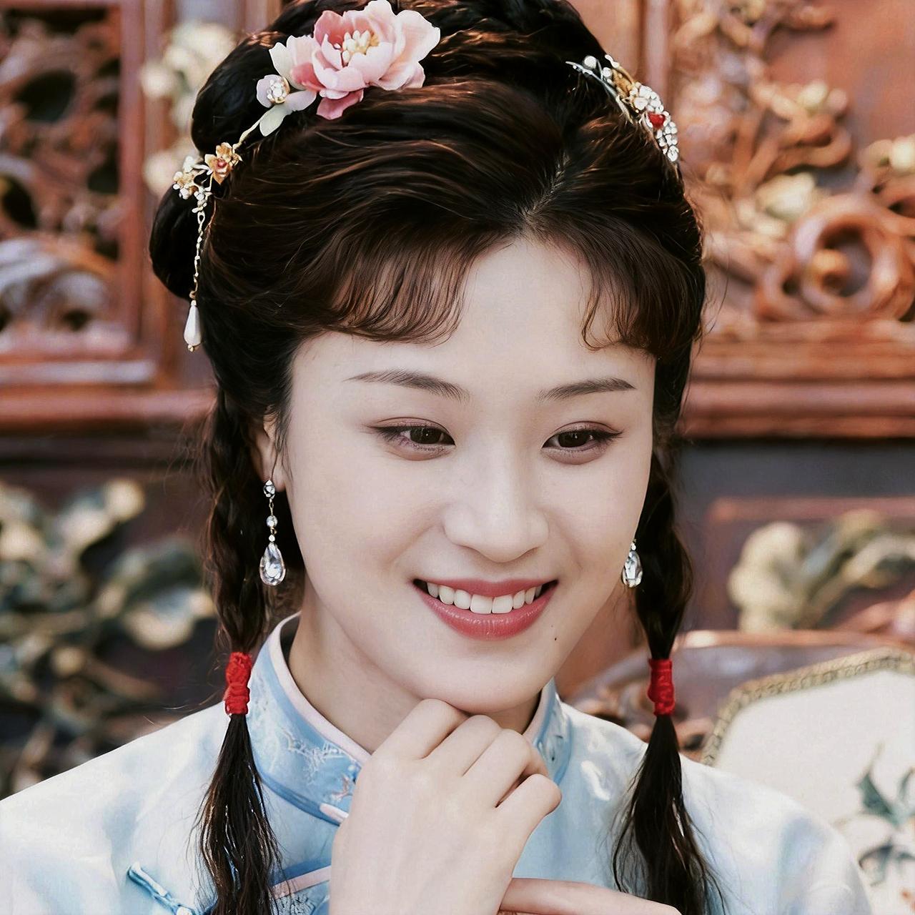 古装剧里的她，一颦一笑都藏着故事。发髻高挽，珠翠环绕，仿佛从画中走出的仕女。那些
