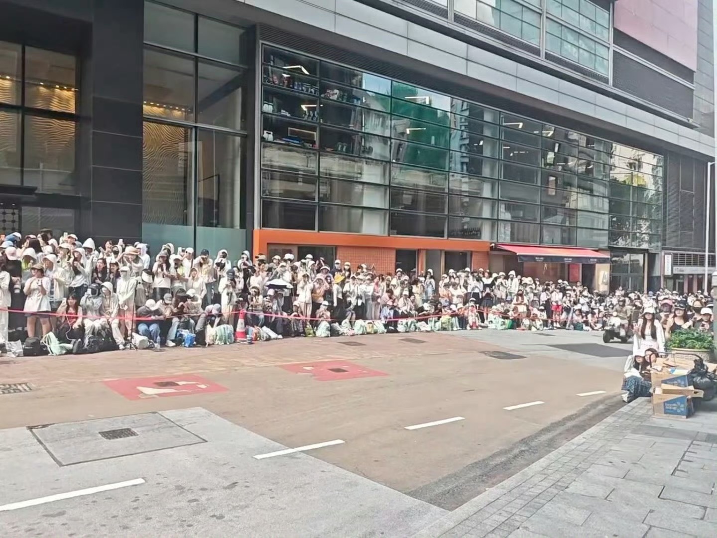 港媒爆成毅带动香港旅游经济，形容为宽肩窄腰、倒三角胸肌大加大长腿行走的荷尔蒙，哈