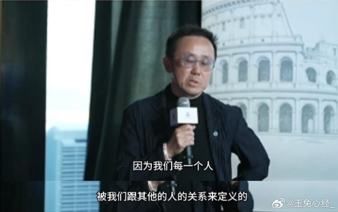 来上海解锁电车美学盛宴 车身线条与城市轮廓完美契合。在南京东路，电车不再是交通工
