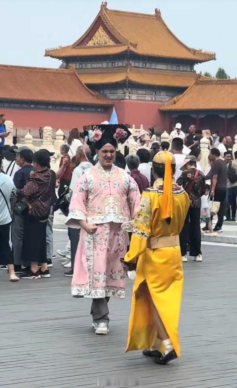 皇帝的嫔妃还兼带刀侍卫是吧。 ​​​