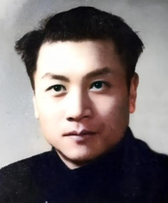 1944年，一地下党入狱后被汉奸认出，只好求狱友将他勒死，没想到，将死之时，他却