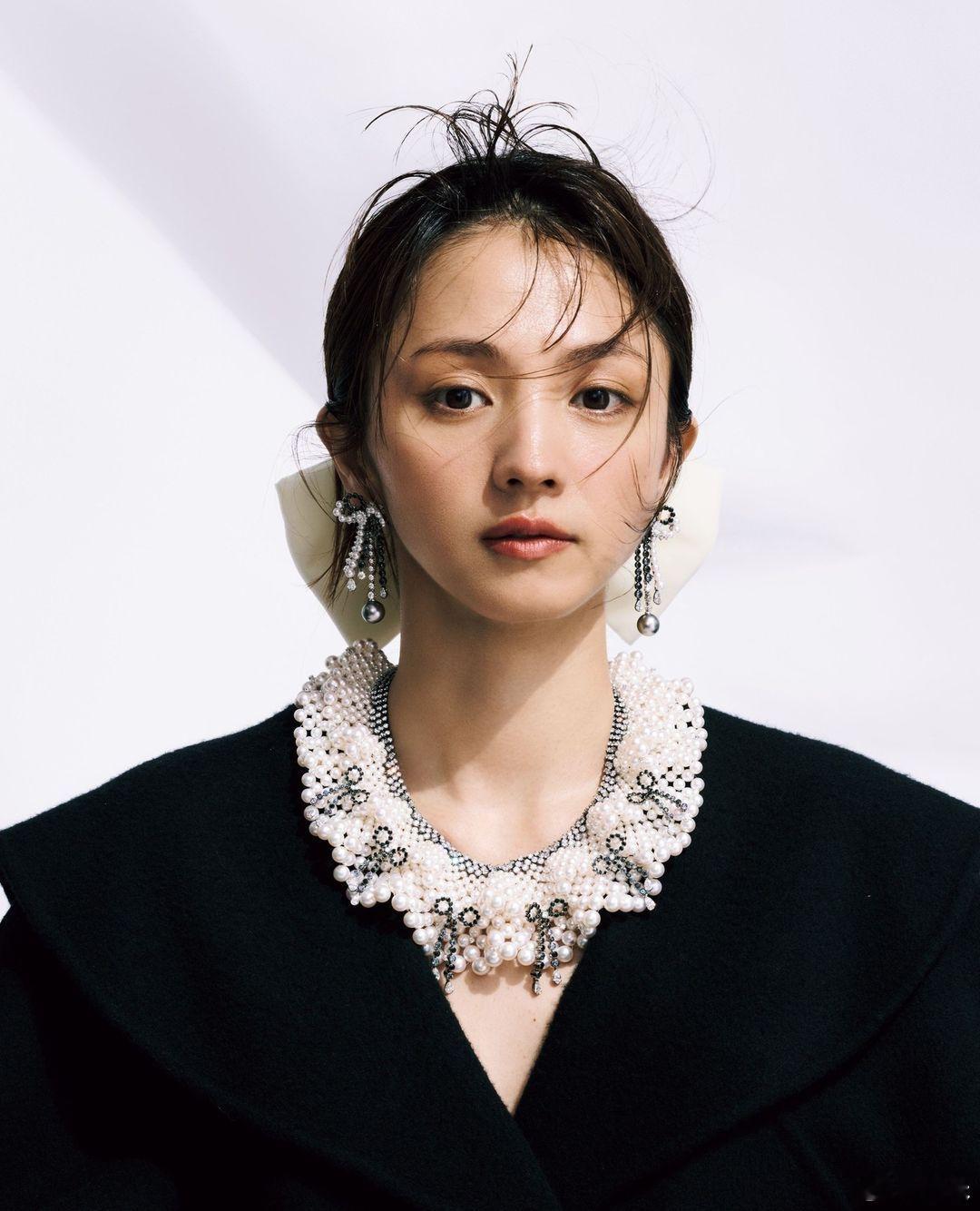 满岛光 / 最新珠宝大片精致也轻盈，光妹轻松驾驭任何风格。 ​​​
