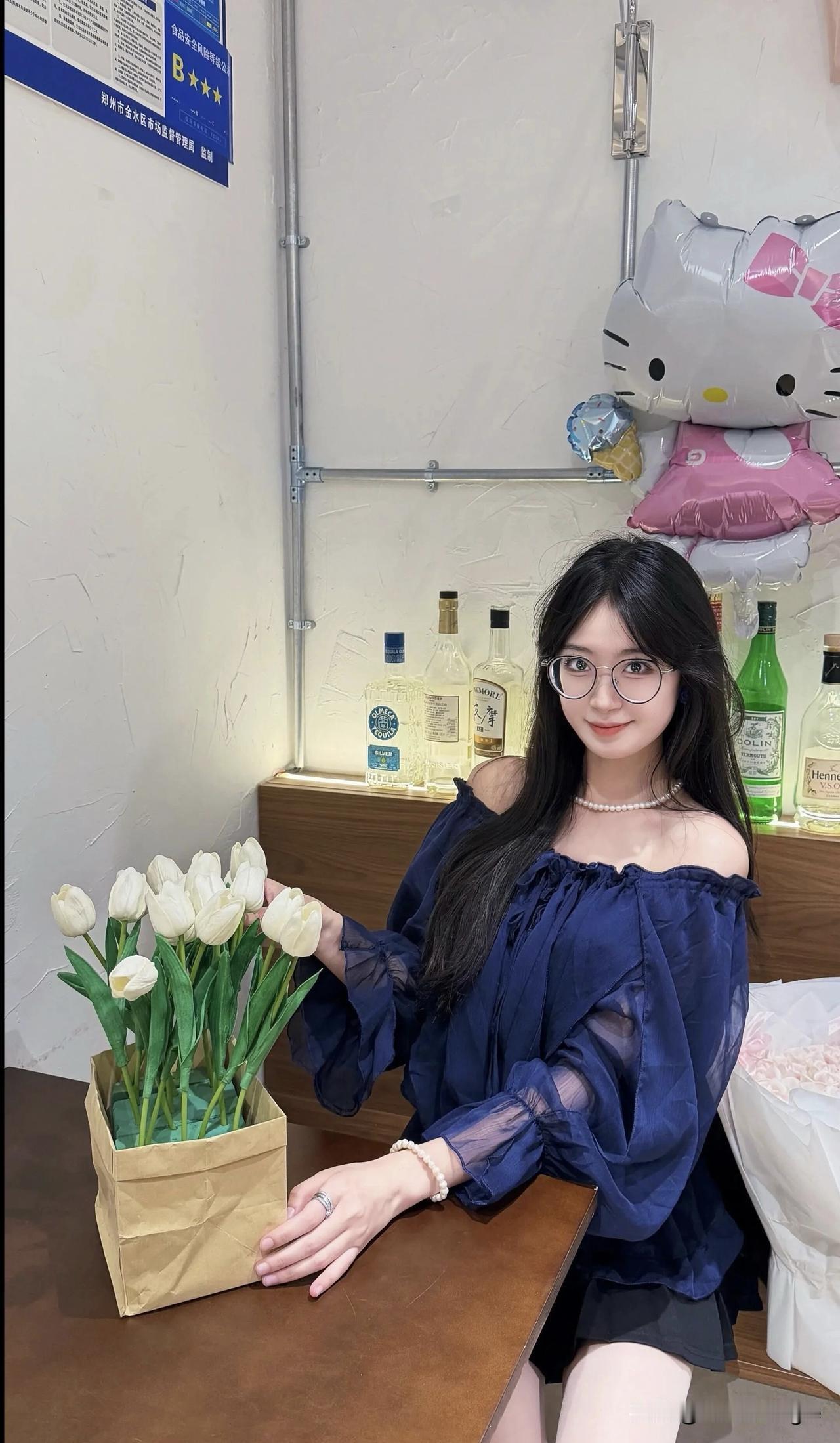 在咖啡馆前的花海中，与蓝色蝴蝶共舞，感受浪漫时光。🌸🦋🍵