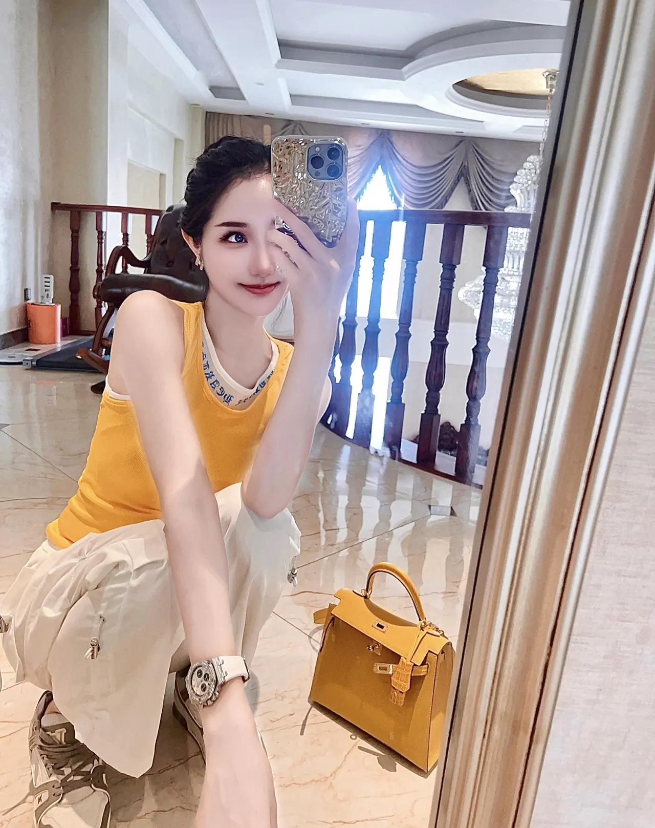 元气满满的一天，从镜中自拍开始！🌞💖