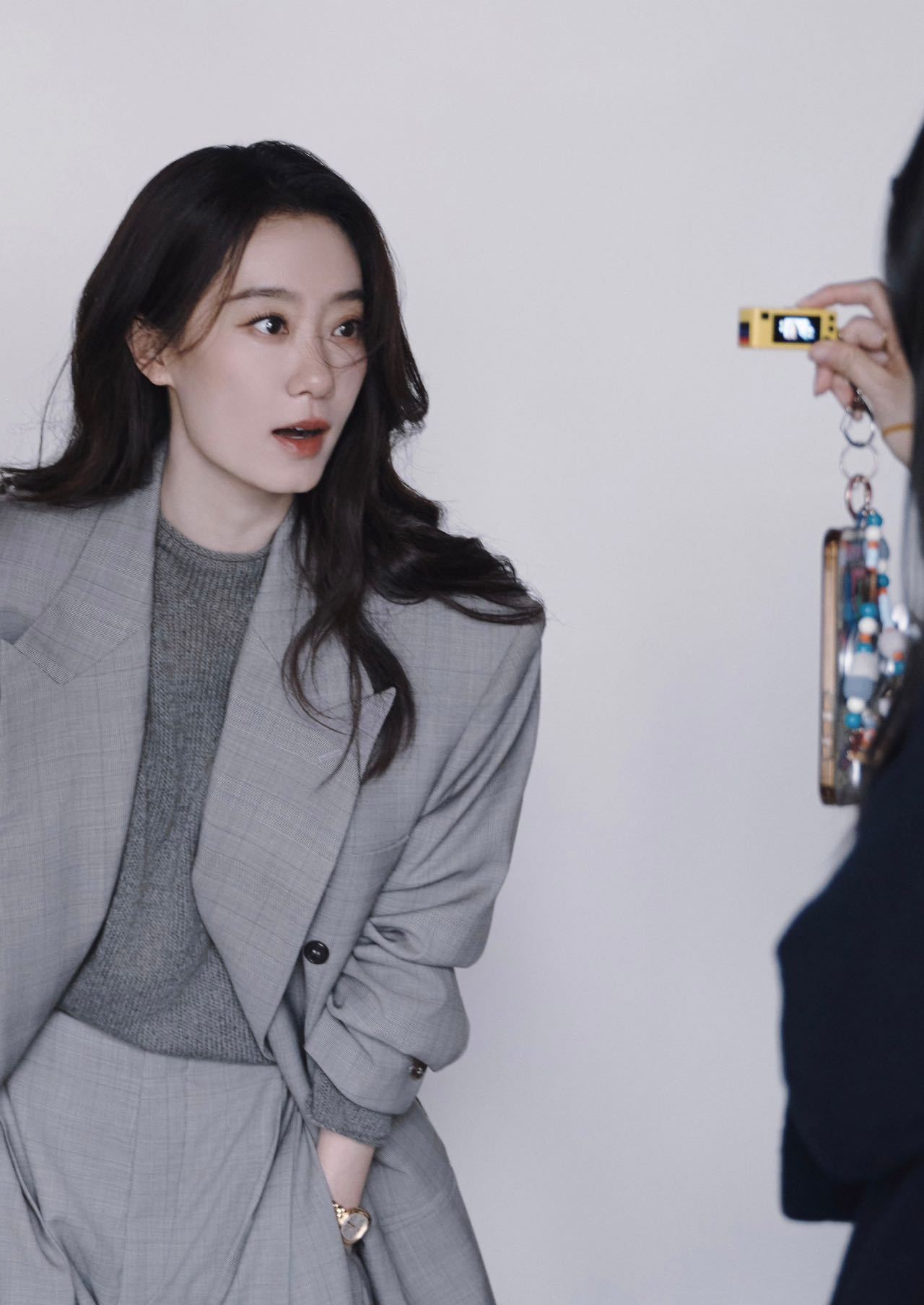 张小斐新身份 从金鸡影后到天坛奖评委，张小斐一步一个脚印。灰色西装干净利落，气场