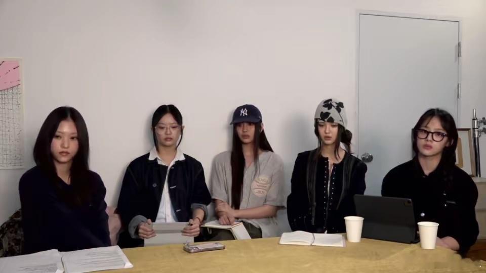 #NewJeans新账号被封禁#话说回来，被“利用”的NewJeans在直播里可