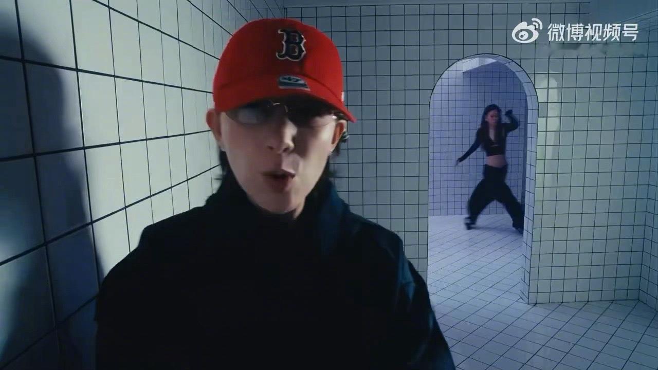 李斯丹妮35岁素颜状态 李斯丹妮MV素颜出镜，35岁的她以无滤镜状态直面镜头。没