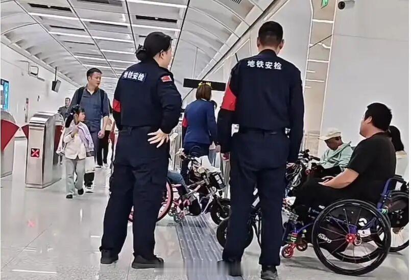 地铁头条【轮椅地铁安检一小时：公共服务莫让“合规”变“添堵”】据潇湘晨报报道，4