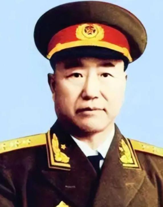 他从兵团司令员降为军长，55年授衔毛主席怒斥道：他不可不授上将。1952年，全军