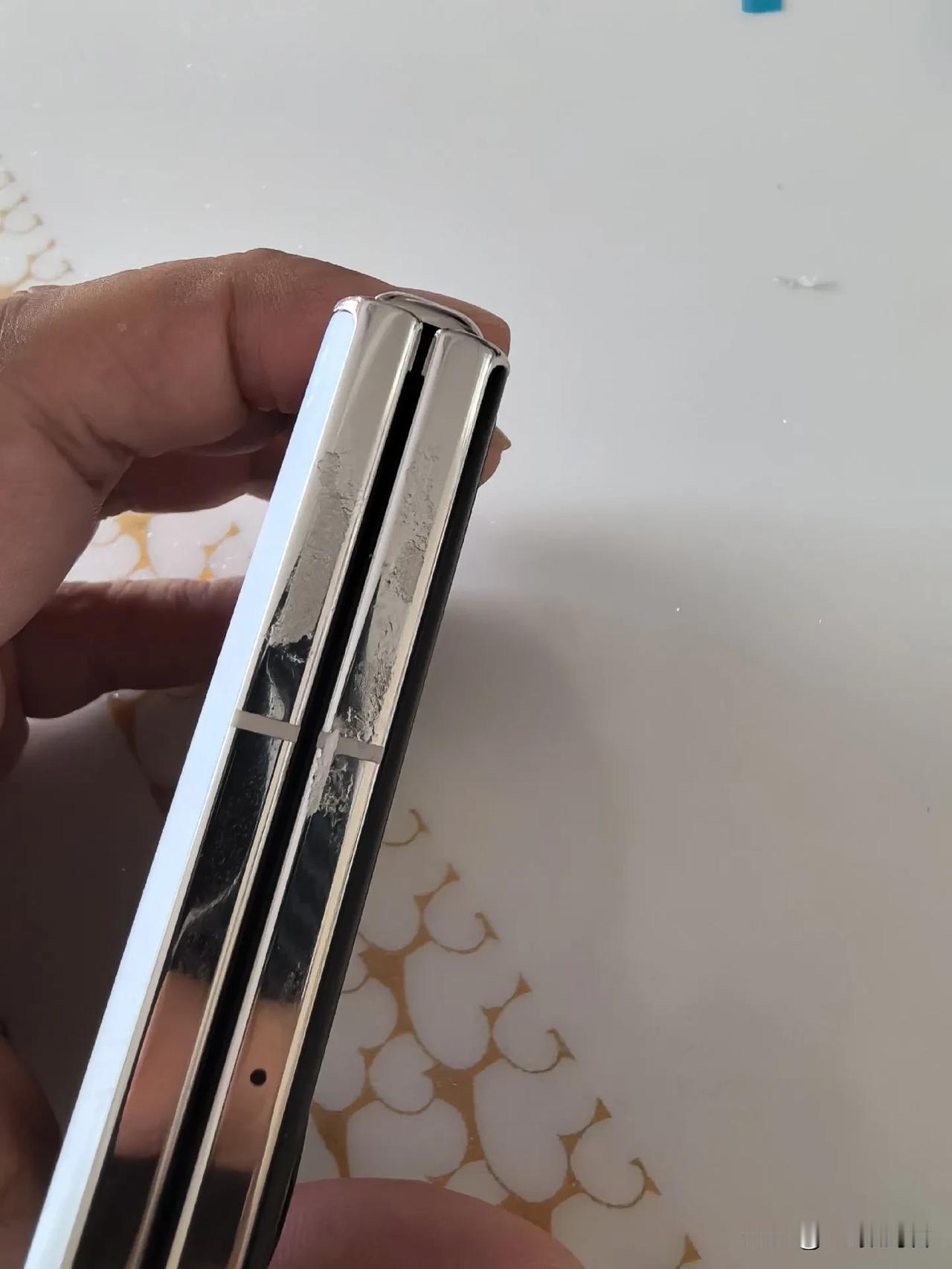 我跟你说，自从买了荣耀Magic v flip以后，，我一直在用原装的手机壳，无