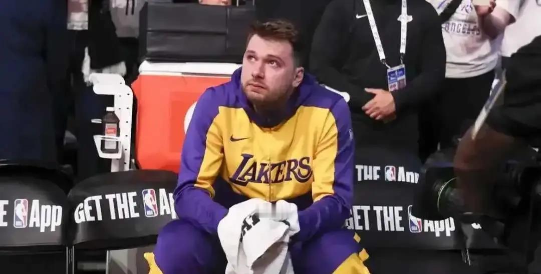 你熬夜看了独行侠那场球。东契奇25投7中。你关掉直播，脑海里只剩下三个字：太拉了