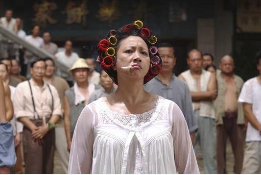 2003年，一个平凡的下午，元秋陪着师妹去试镜。她叼着一根烟，翘着二郎腿，满脸不