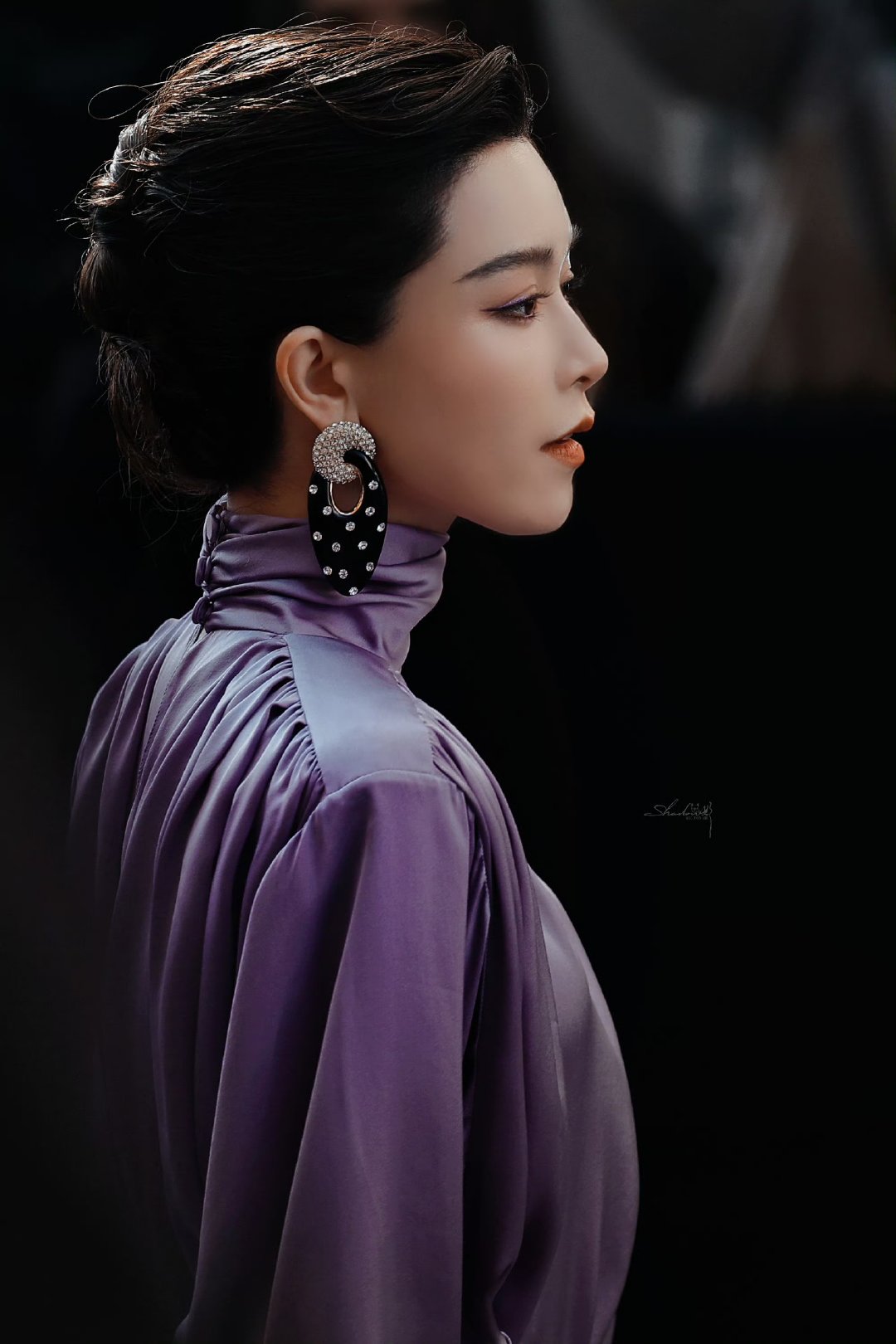 文咏珊侧颜文咏珊时装周生图文咏珊眉眼精致如画，唇色点缀得恰到好处。简约盘发搭配华