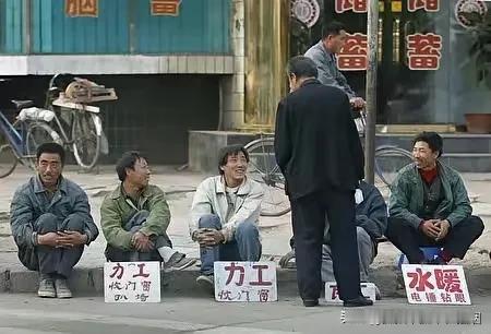 #用一句话来说明老百姓的不容易#

“每一个平凡日子的背后，都是不平凡的努力与坚