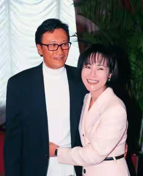 小时候的谢霆锋不怎么爱笑，长大后的他笑起来很灿烂，笑得和他爸妈一样的灿烂，妥妥的