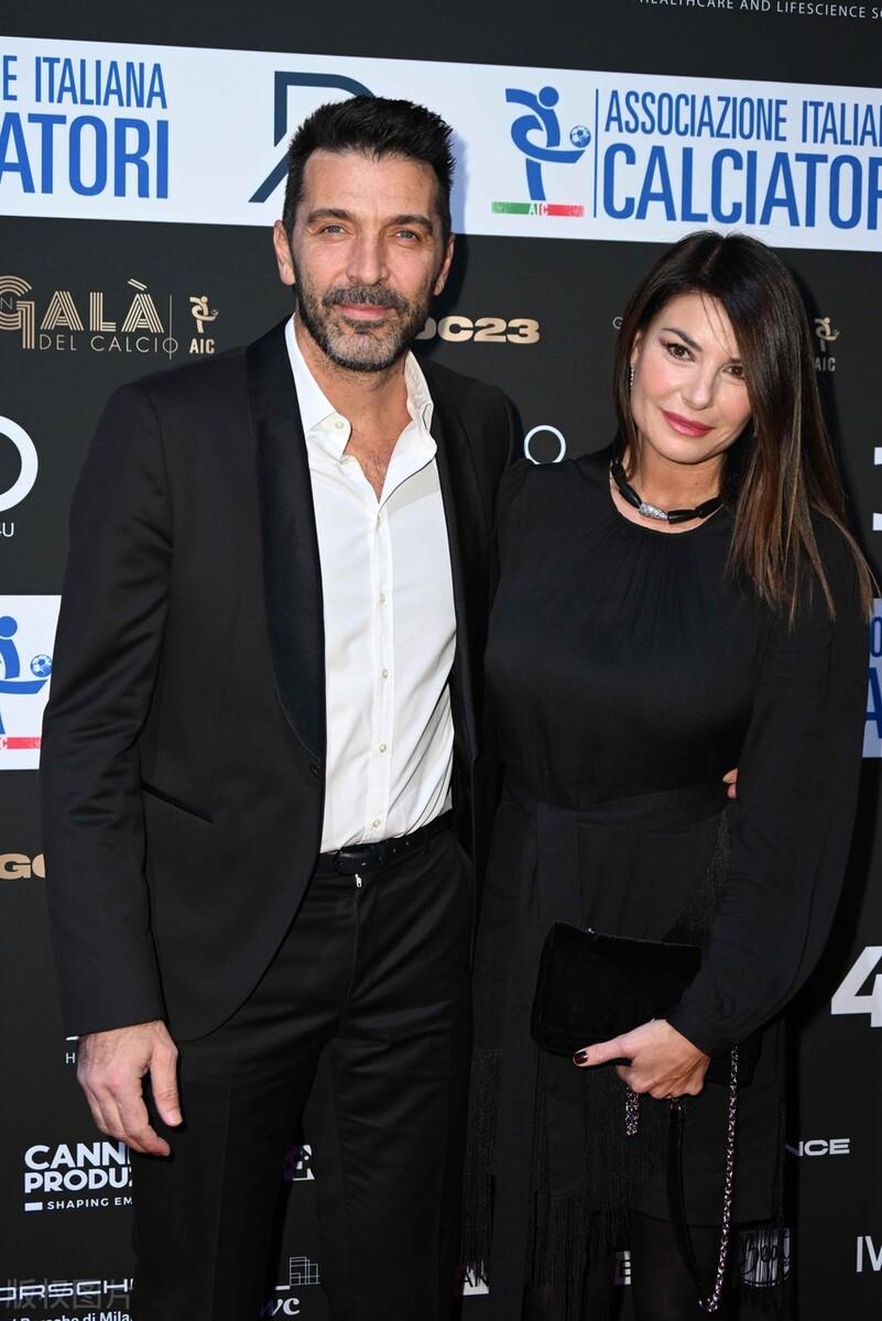 【布冯女友真不赖】大丰收了，爱情事业双完美。