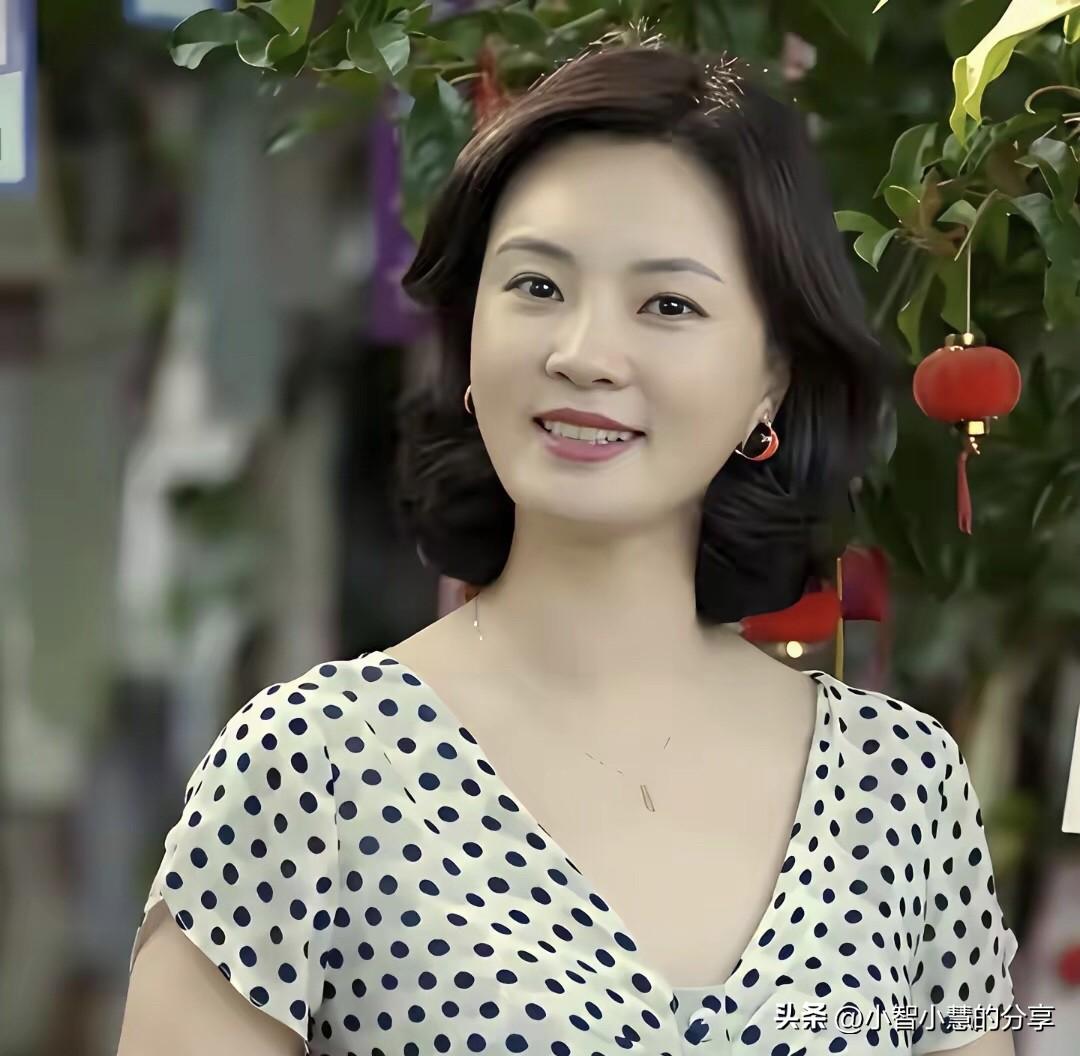 这是央视最美的一个女主持人，她的综合能力排第二，无人敢排第一。

留着短头发，干
