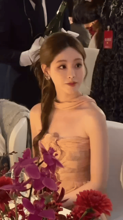 晚宴上的祝绪丹 刚刷到祝祝出席活动的视频，走路时裙摆轻轻扫过地面的样子，还有跟人