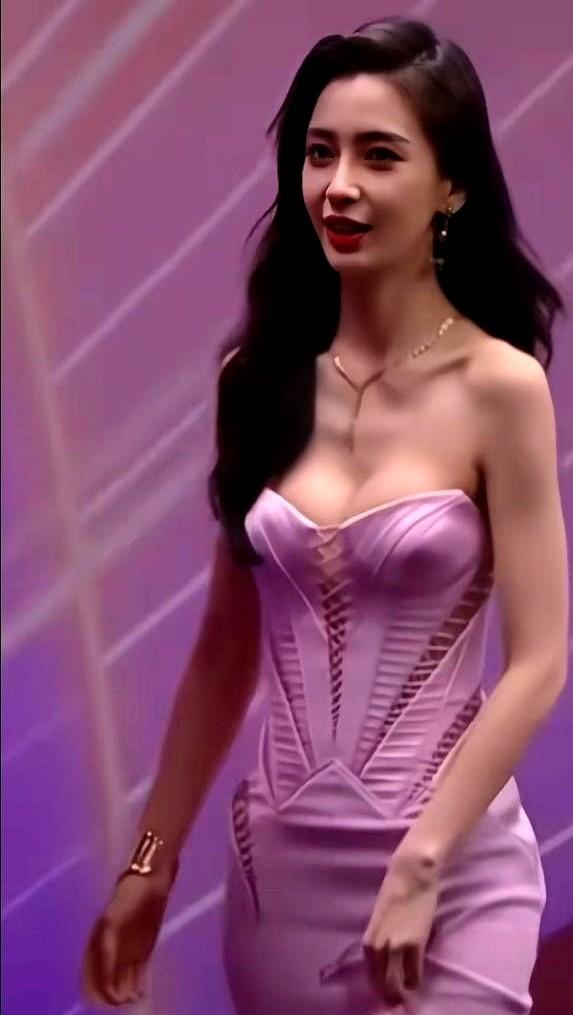 杨颖那张脸，还真就成了她最硬的底牌。

演技这事儿吵了快十年，结果人家压根没往心