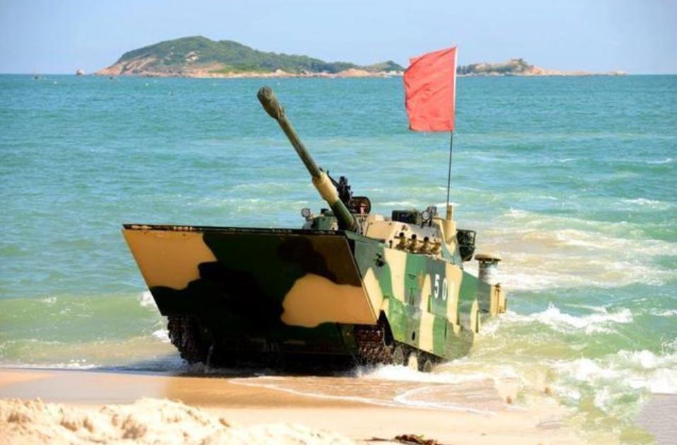 ZTD-05两栖突击车：水上速度达40km/h，主武器为105mm火炮，可在距岸