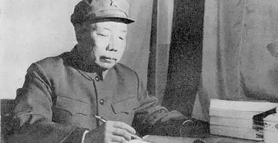 1964年8月的某天，伟大领袖毛主席正在时任中央军委副秘书长肖华的陪同下一同观看