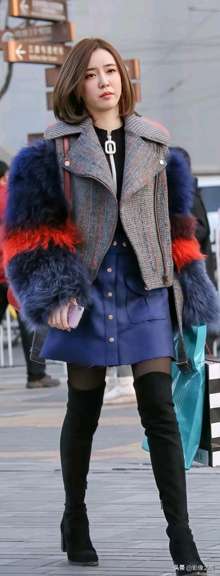 格纹拼接皮草外套，撞色毛绒袖子超吸睛，搭配宝蓝短裙和过膝长靴，又酷又暖。