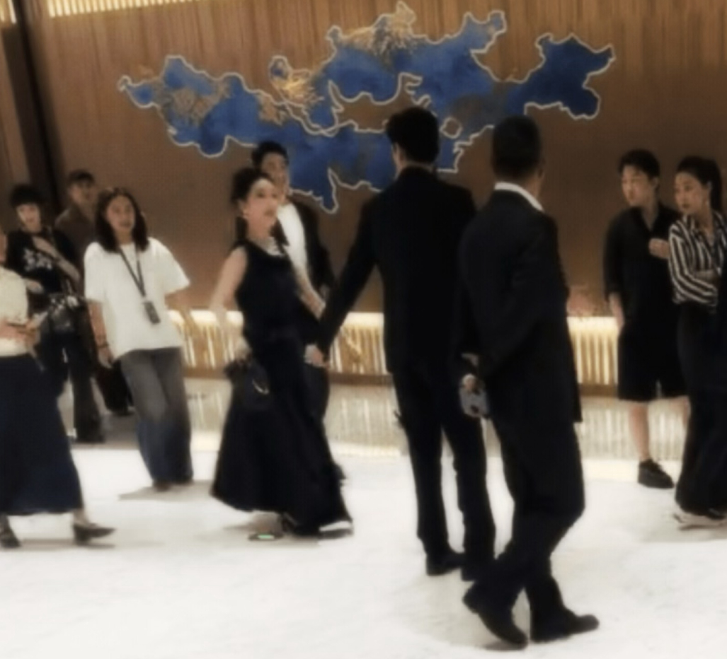 村长一直不厌其烦的讲杨紫和迪丽热巴的优点和缺点，不知道是不是有人看见了村长的文字
