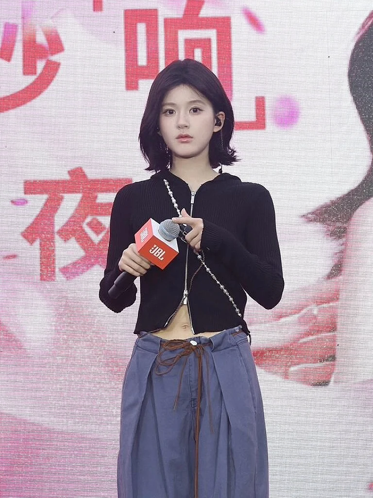 露思唱歌排练这套也美美哒！很可爱☺️