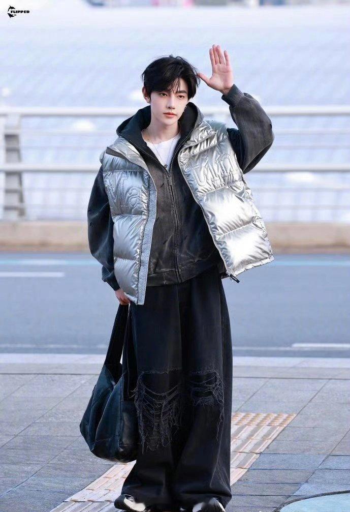 章昊出发微博之夜，穿的好亮眼