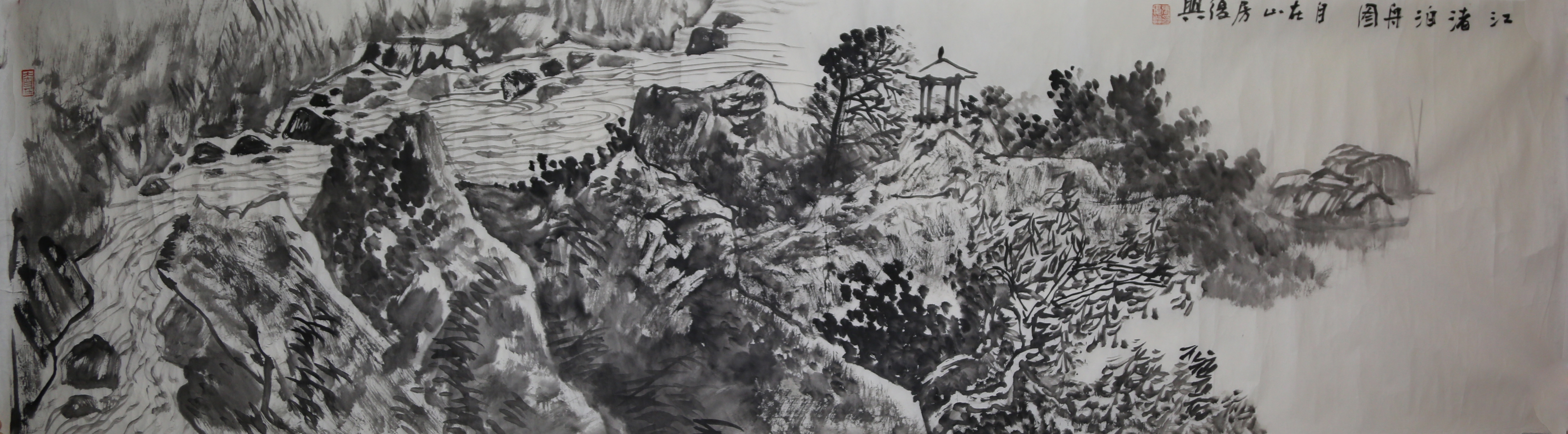 《虚实相生，留白成趣》画面巧妙运用虚实：实处山石树木浓墨重彩，虚处烟波远山淡墨轻