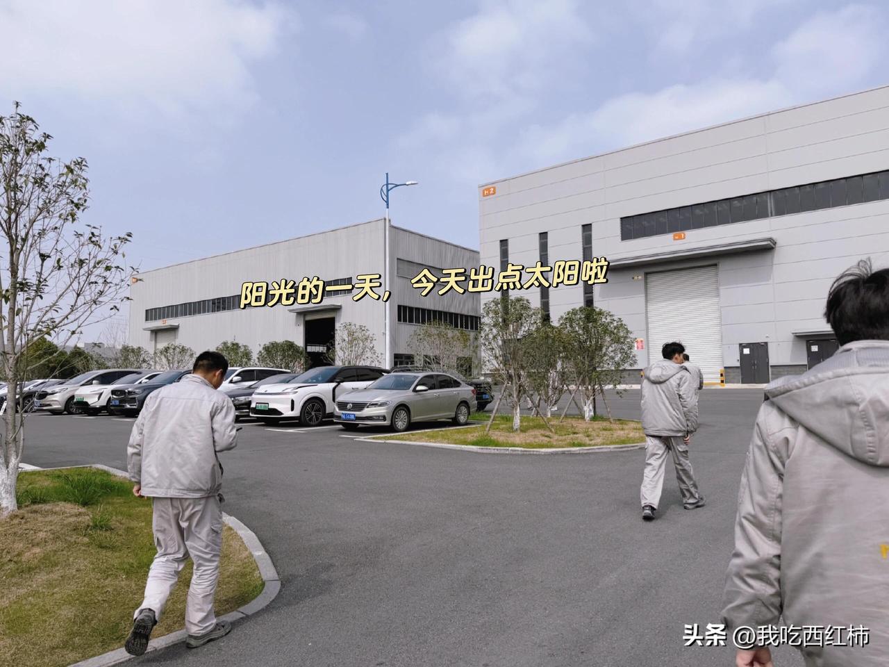 本科最终还是进厂了
每天上班11个小时，中午休息一小时，其实没有11个小时，因为