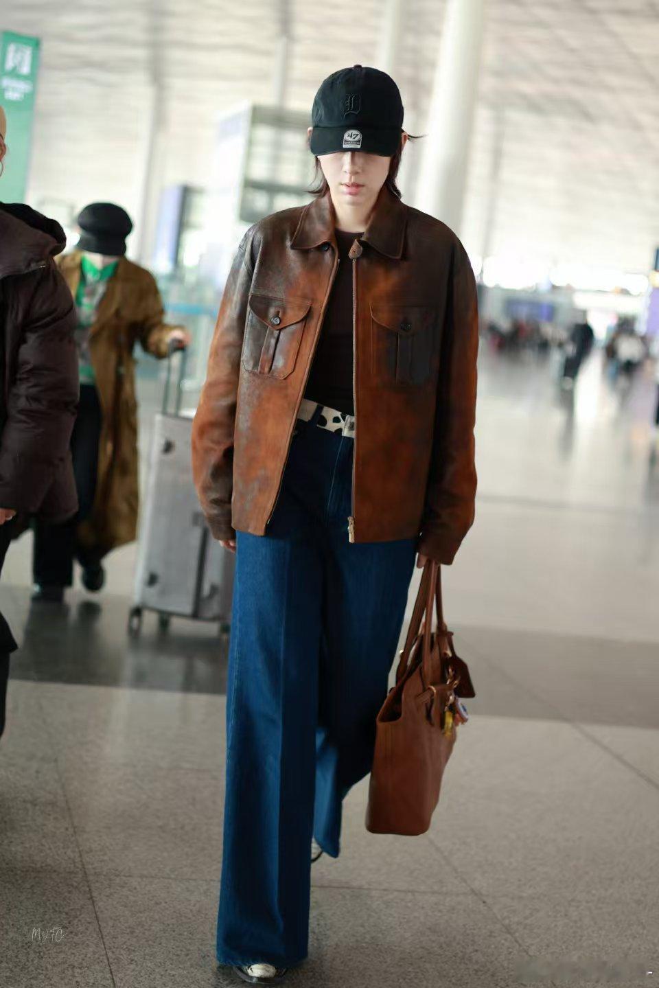 李斯丹妮 这次没有精致妆造 真的被李斯丹妮圈到了！素颜拍MV也太敢了，不搞精致妆