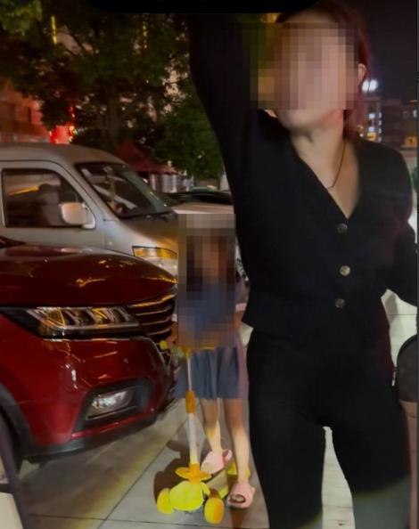 上海一对夫妻自驾到云南曲靖游玩，岂料途中一辆奔驰车挡住去路等人上车。等待约30秒
