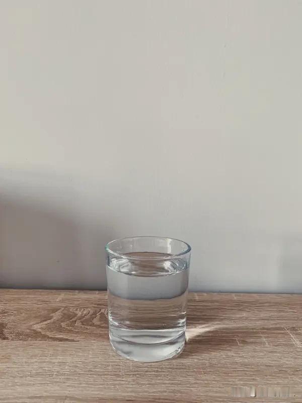 什么水适合我们长期且健康的喝？

白开水，而且必须是温热的白开水。

这不是玄学