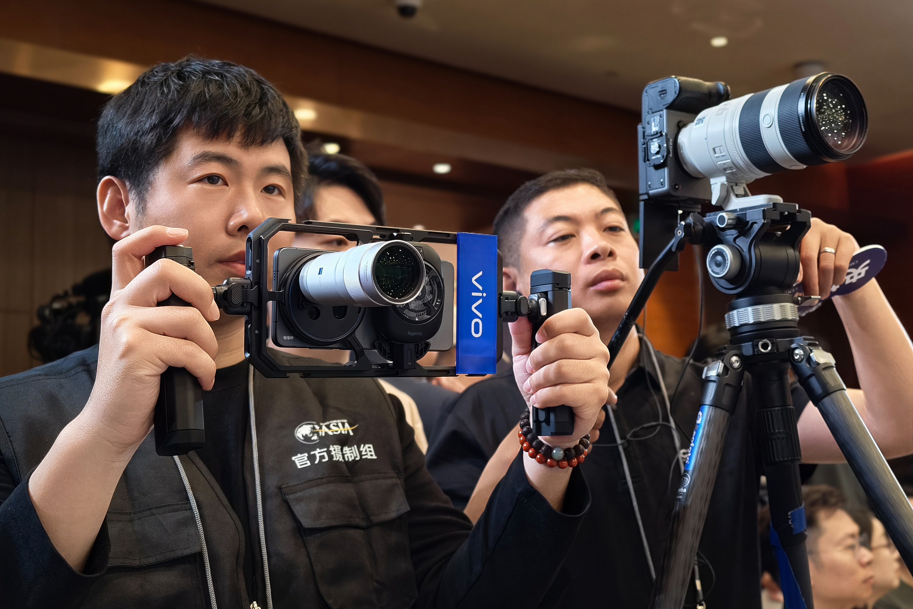 在博鳌亚洲论坛2026年年会 上，一部小巧却蕴含磅礴能量的影像新物种悄然征服了全