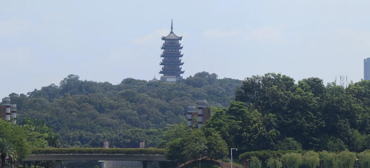 中午和两个妹妹和妹夫吃完饭，专程开车来这里逛了一圈，感觉这里比我租房的下亨田村还