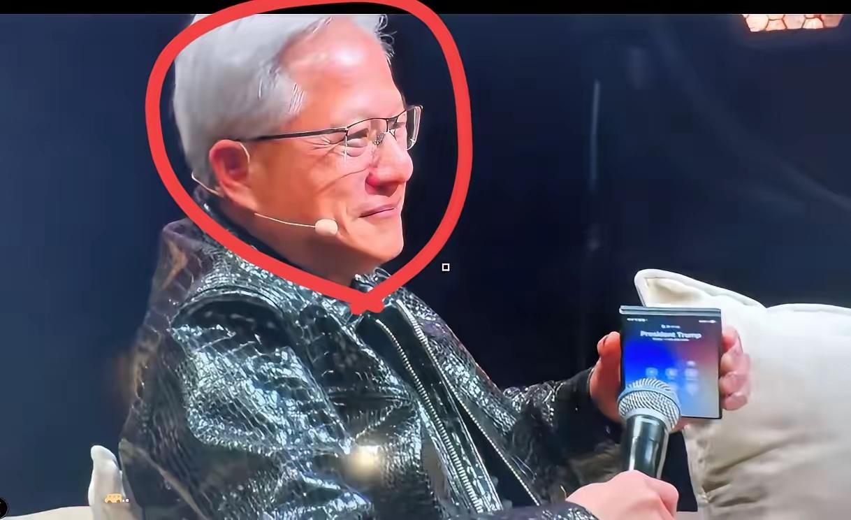 黄仁勋接了个电话，全场炸了：这才是顶级大佬的临场段位！
 
什么电话，能让黄仁勋