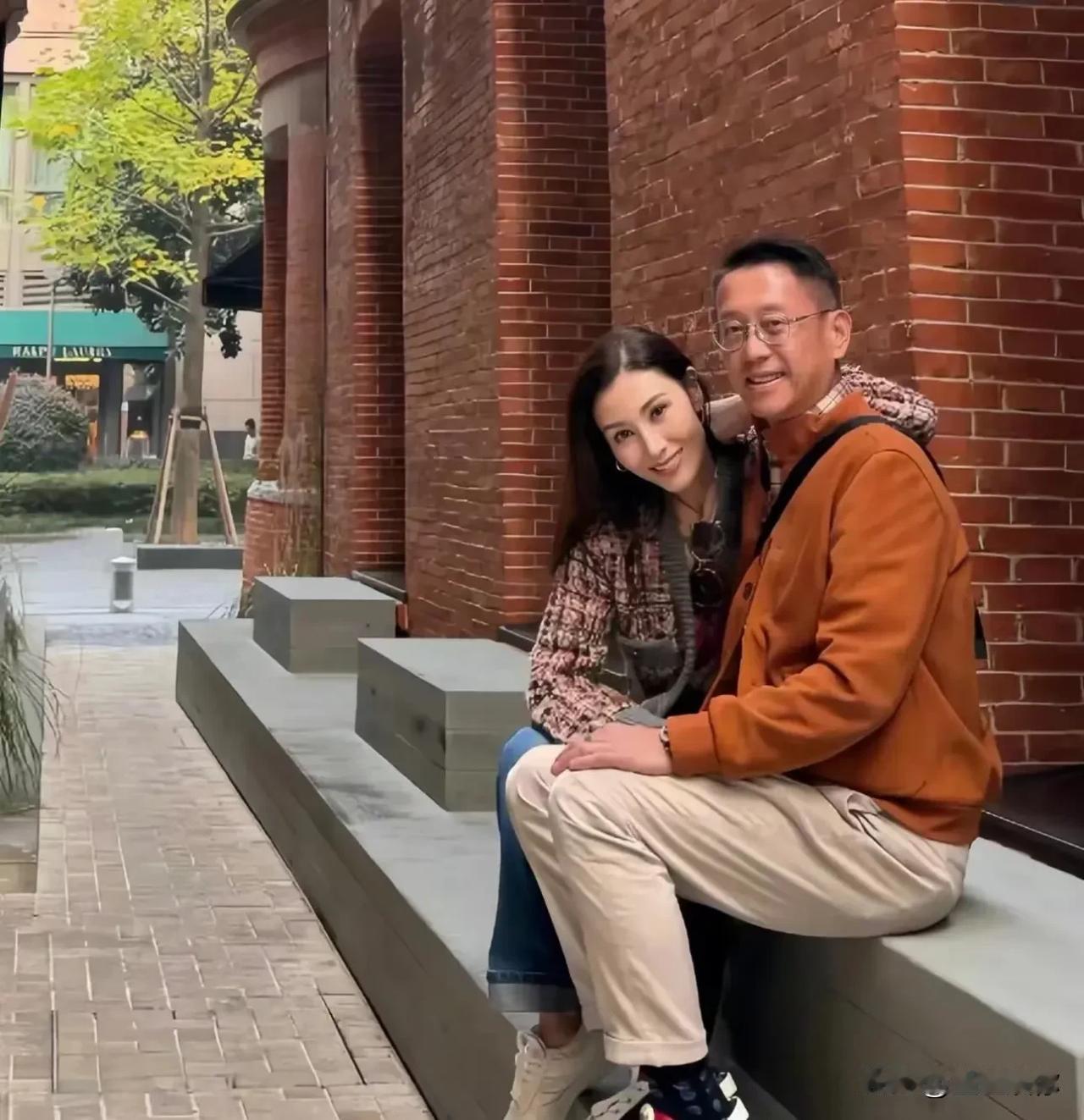 许晋亨说白了就是贾宝玉的人设，他是家里老二，本来就不是当继承人来培养的，富贵闲人