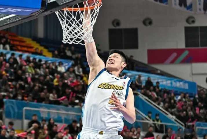 北京时间1月27日，2025-26赛季CBA常规赛卫冕冠军广厦客场对阵青岛，广厦