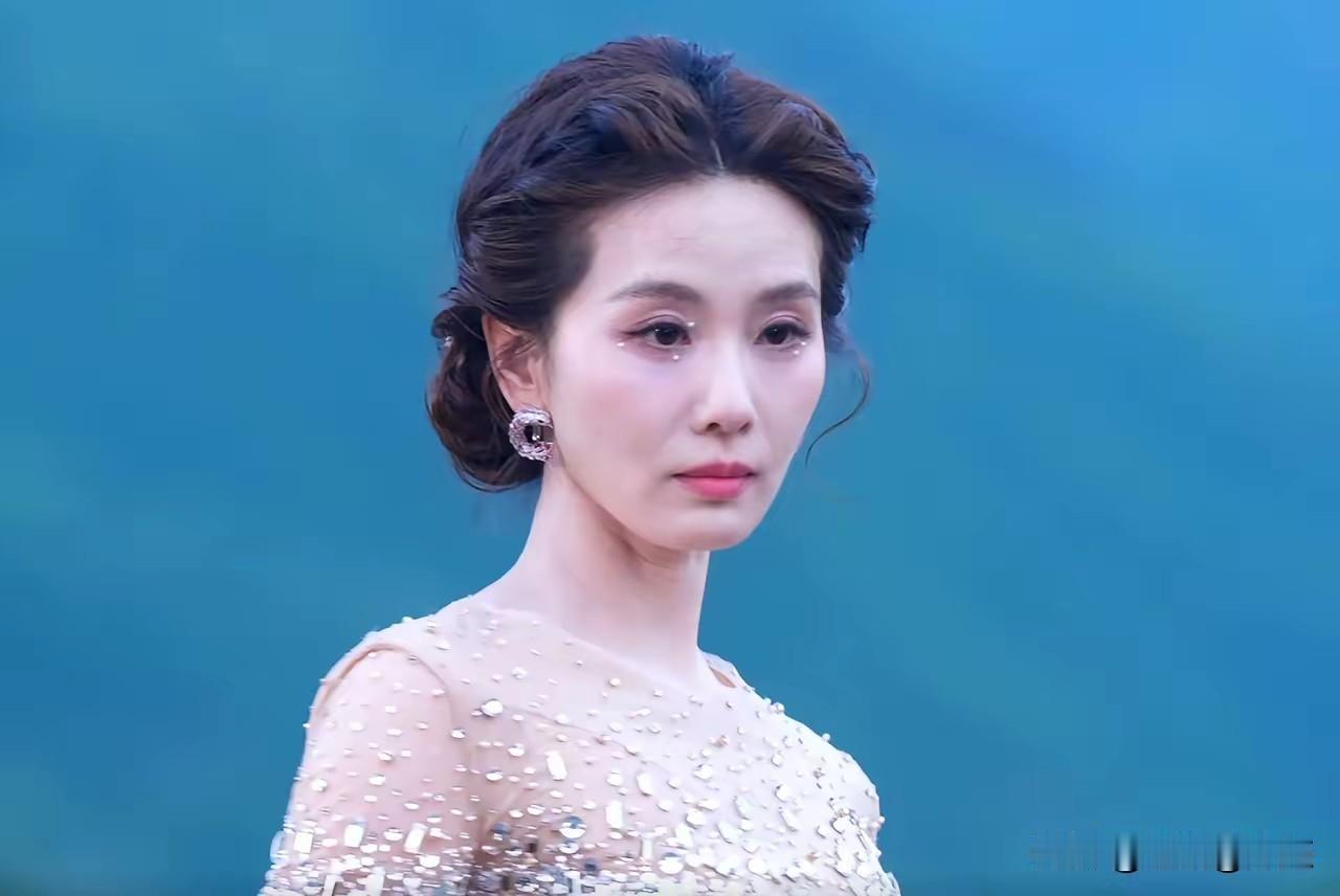 39岁刘诗诗蒙面亮相红毯，生图直面真实状态，岁月痕迹坦然可见
 
5月29日，九
