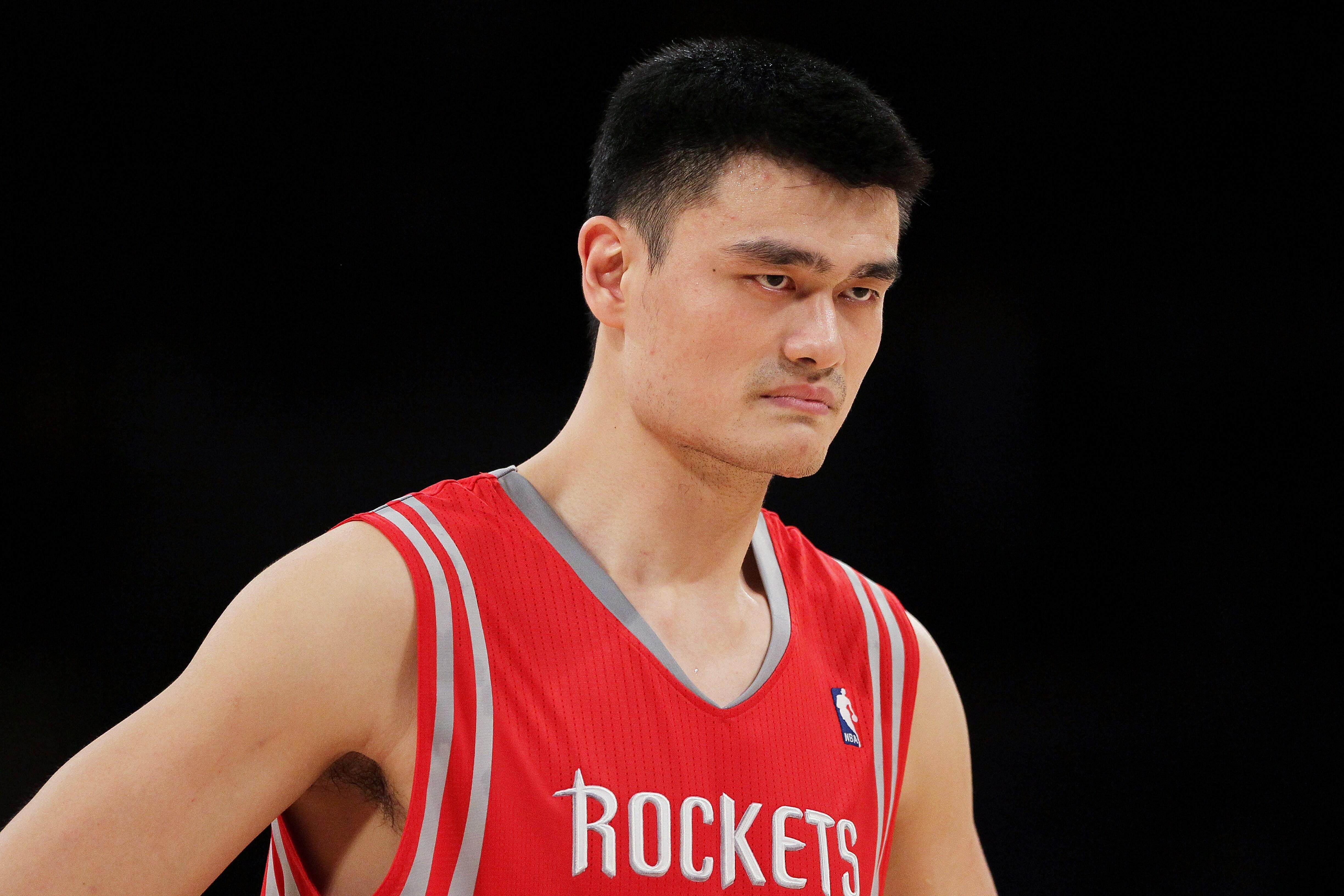 姚明8年NBA生涯8次全明星5次最佳阵容，场均19+9.2+1.6帽