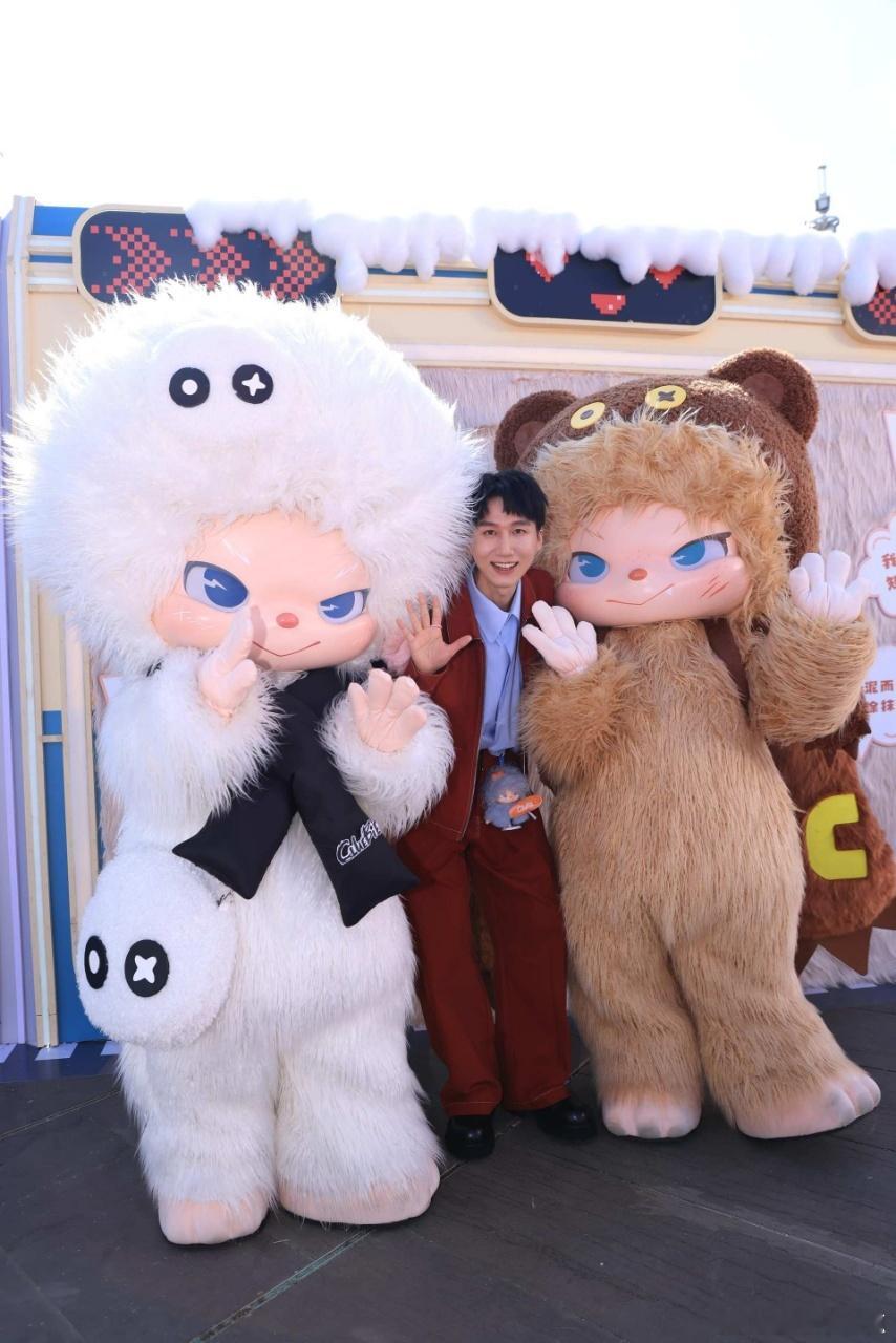 湖南跨年c位艺人海口整活 湖南跨年c位艺人太会整活儿了，不愧是何老师的心头好，跨