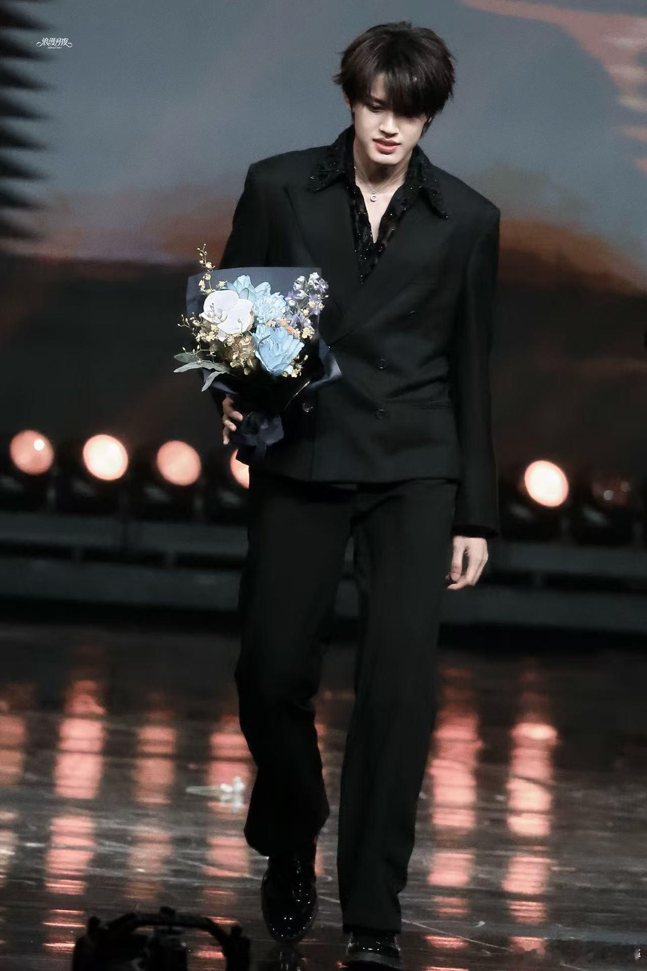 张极捧花贵公子 张极领奖时捧花的姿态太标准，肩颈线条优越，贵公子范儿拿捏到位 